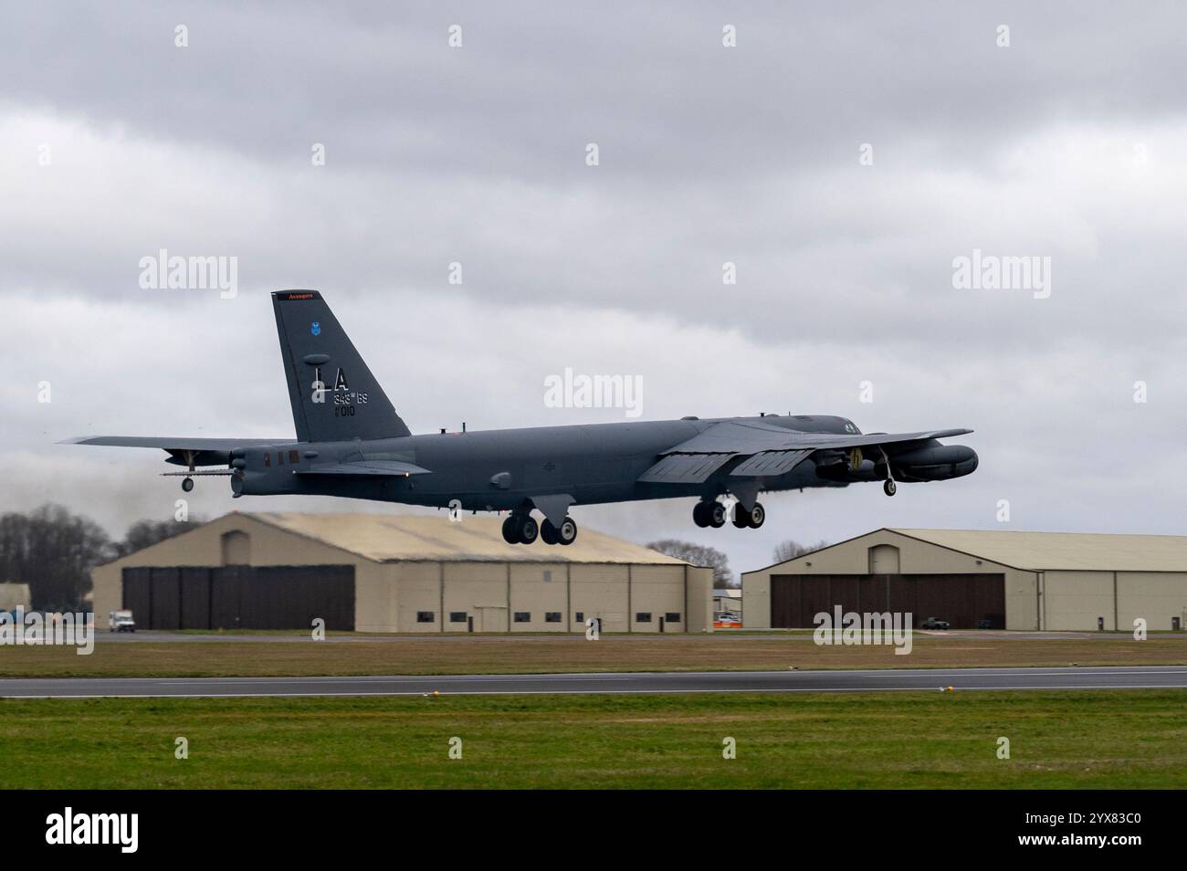 Eine B-52H Stratofortress der US Air Force, die der 20th Expeditionary Bomb Squadron zugeordnet ist, startet während der Bomber Task Force 2 von der RAF Fairford, England Stockfoto