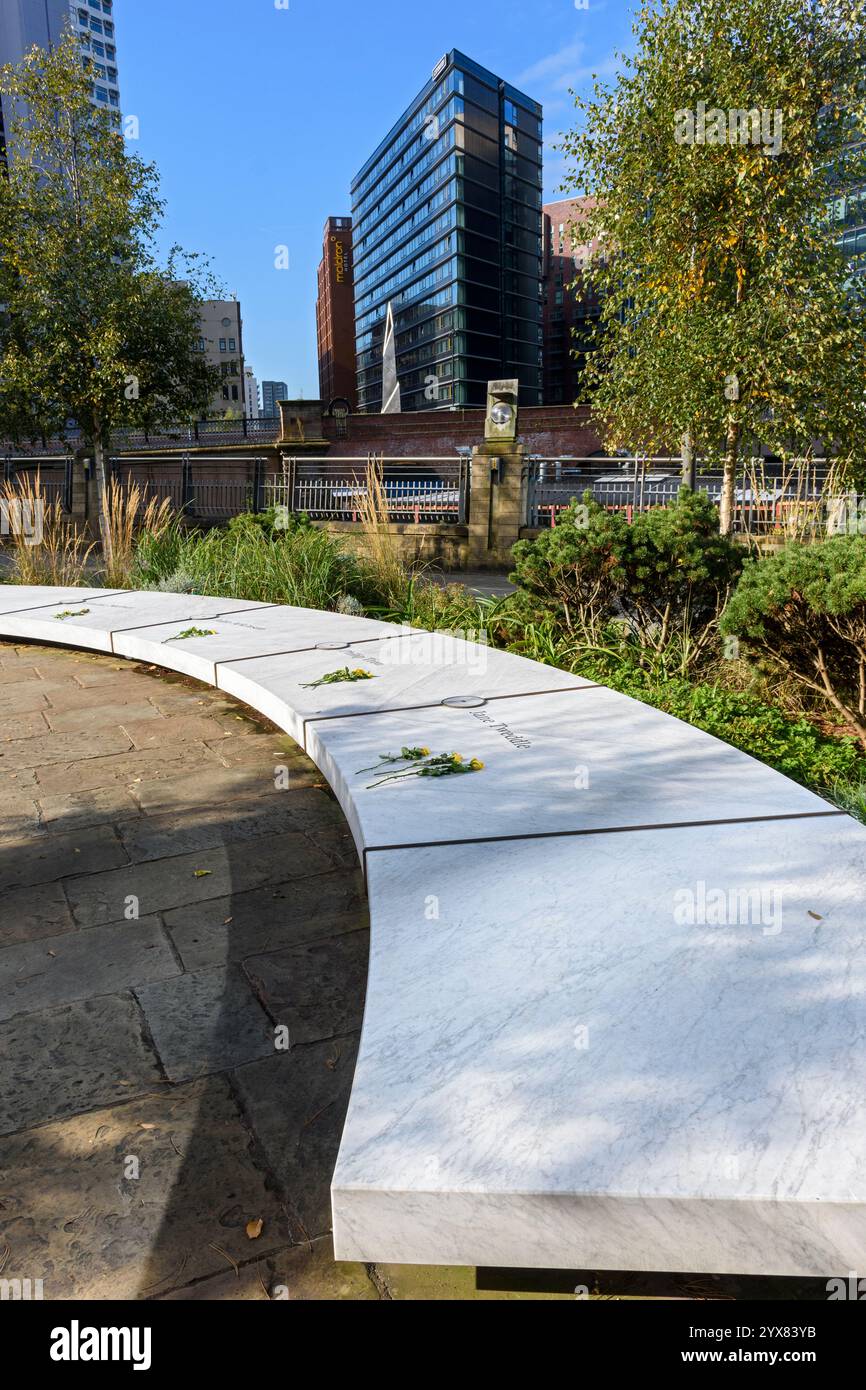 Das CitySuites Apartment Block, Salford, von der Glade of Light Memorial Garden, Manchester, England, Großbritannien. Stockfoto