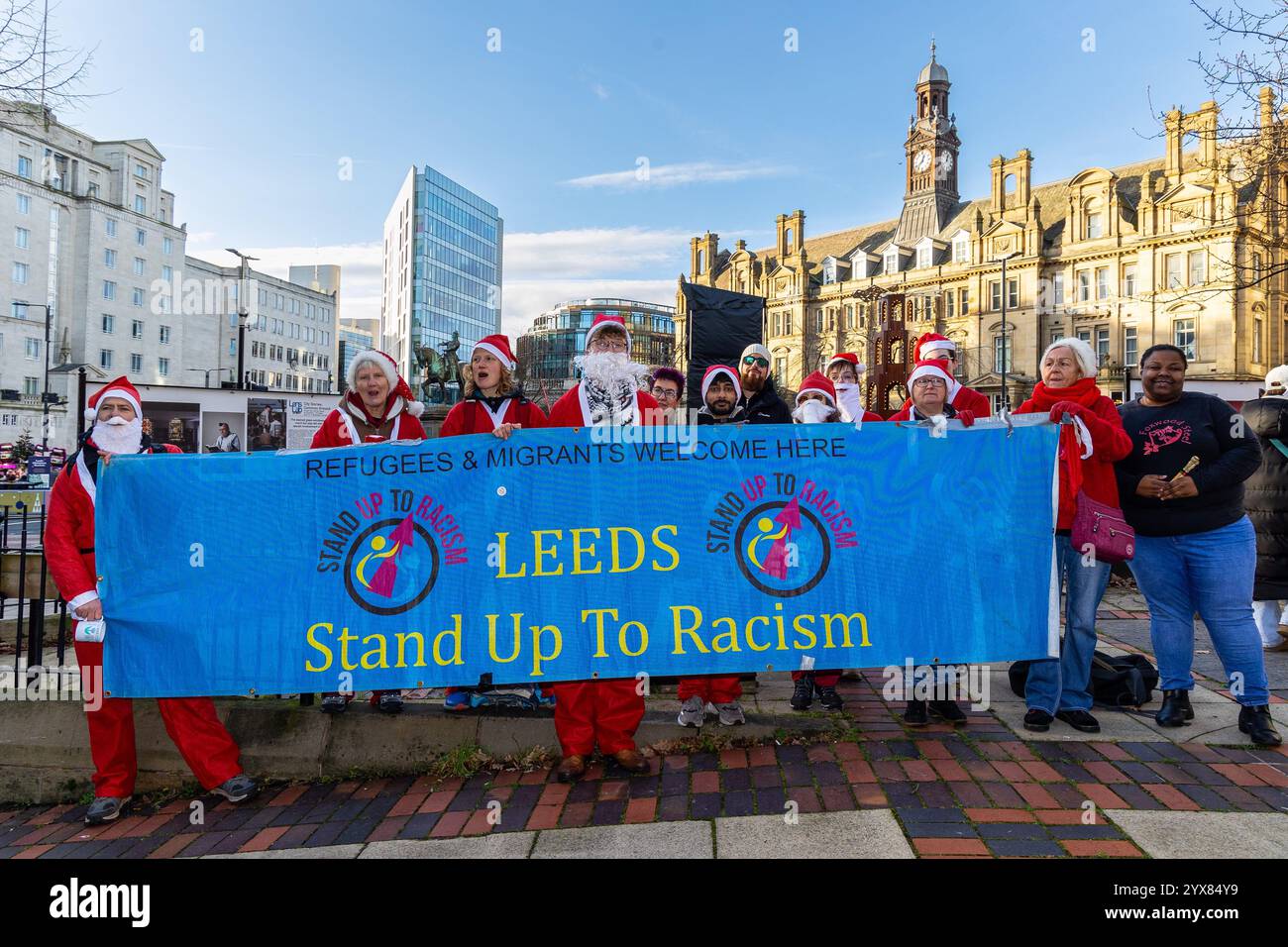 Leeds, Großbritannien. Dezember 2024. Leeds, Großbritannien, Leeds Stand Up to Rassismus halten ihre jährliche Mahnwache „Santa Knows no Borders“ im City Park in Leeds ab, wo sie Spenden für Flüchtlingshilfen entgegennahmen Credit: Neil Terry/Alamy Live News Stockfoto