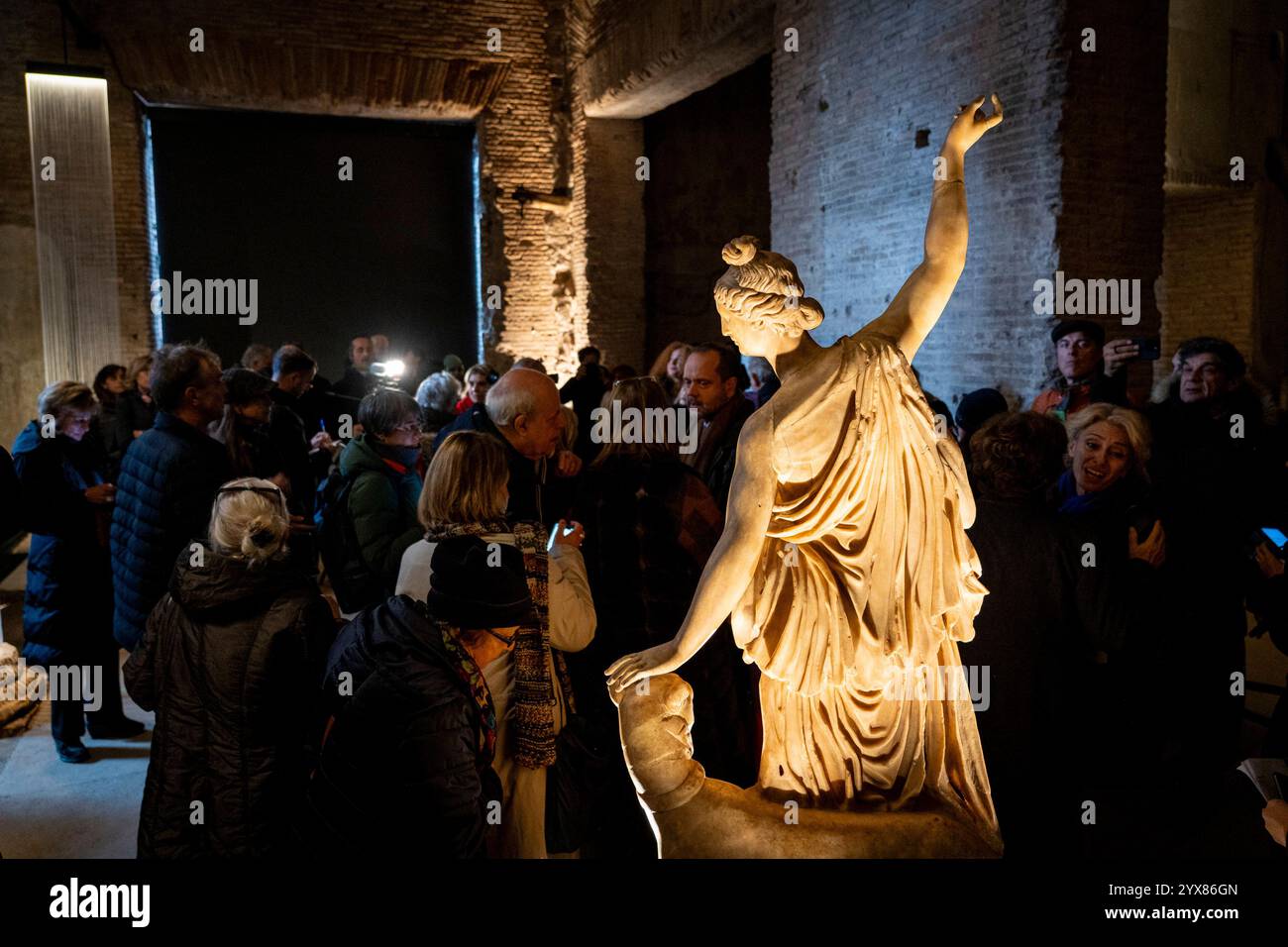 Rom, Italien. Dezember 2024. Die ersten Besucher betreten das neue Gebiet der Domus Aurea. Nach jahrelanger Schließung im Zusammenhang mit den Maßnahmen zur Sicherung und Verbesserung der Nutzung des Denkmals eröffnet der Archäologische Park des Kolosseums den westlichen Teil von Neros Residenz (Domus-Gebiet) wieder und eröffnet den neuen Eingang in der Galerie XXIV. In Zusammenarbeit mit den Uffizien in Florenz wird bei diesem Anlass die Statue der sogenannten „Nymphe mit Panther“ ausgestellt. (Foto: Stefano Costantino/SOPA Images/SIPA USA) Credit: SIPA USA/Alamy Live News Stockfoto