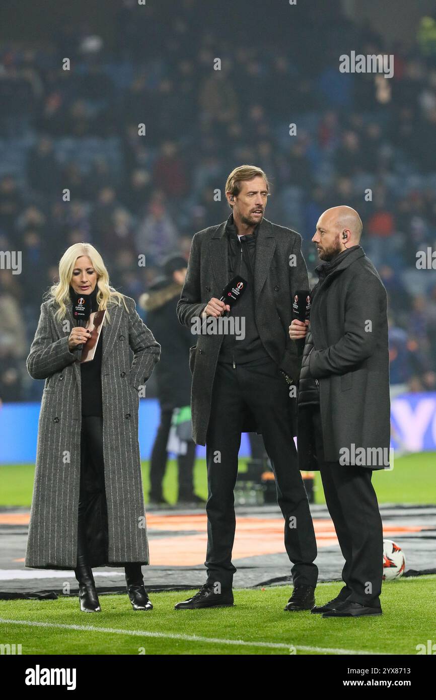 Peter Crouch und Alan Hanson, beide ehemalige Fußballspieler, die sich auf ein Fernsehinterview im Ibrox Stadium, Glasgow, vor dem UEFA-Liga-Spiel BE vorbereiten Stockfoto
