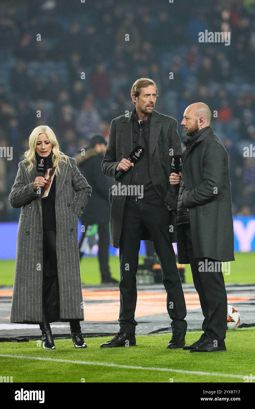 Peter Crouch und Alan Hanson, beide ehemalige Fußballspieler, die sich auf ein Fernsehinterview im Ibrox Stadium, Glasgow, vor dem UEFA-Liga-Spiel BE vorbereiten Stockfoto