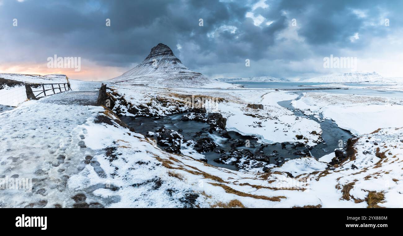 Blick auf den Kirkjufell Mount bei Sonnenuntergang im Winter. Grundarfjörður, Halbinsel Snæfellsnes, Region Vesturland, Island, Nordeuropa. Stockfoto