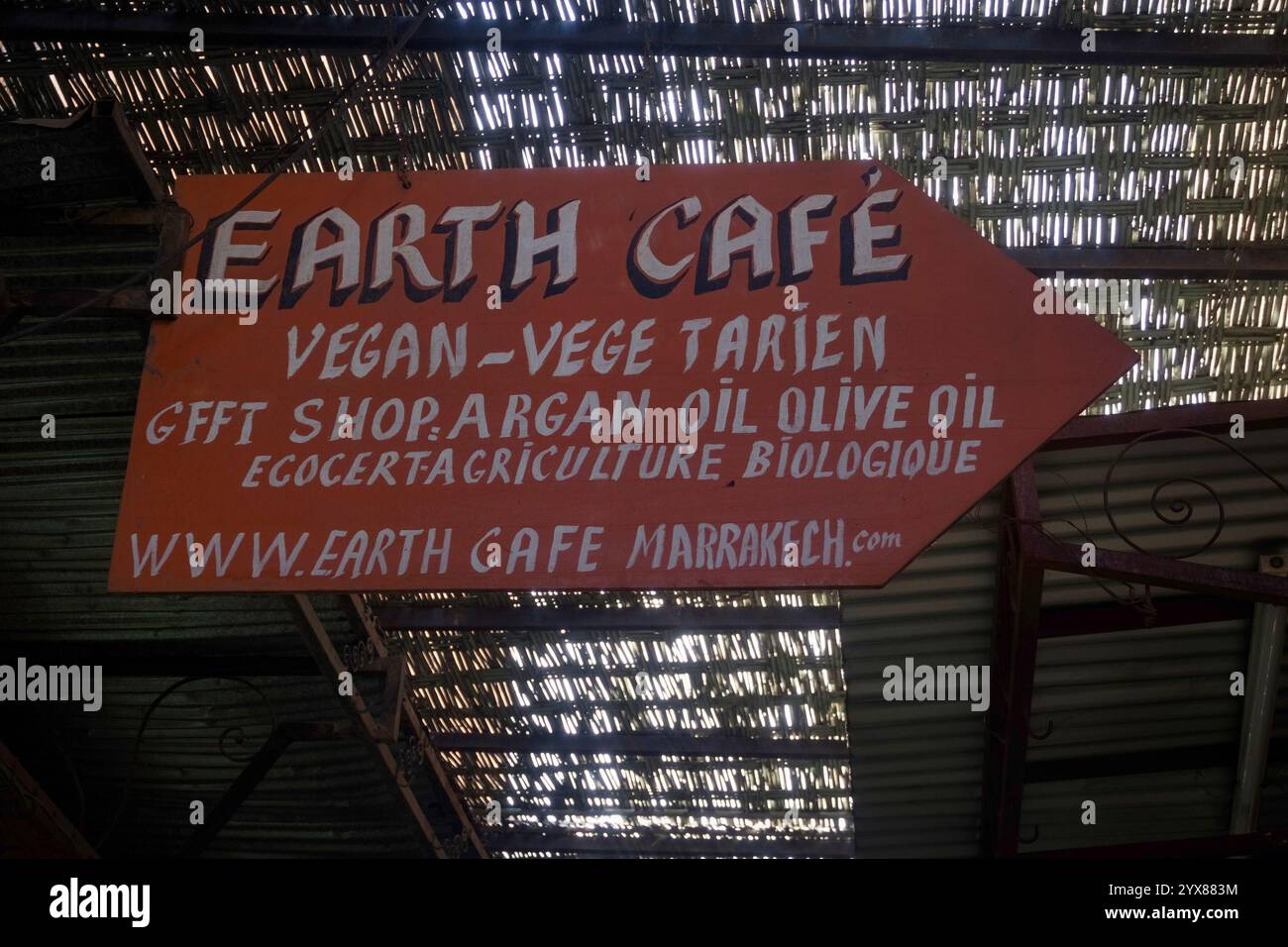 MARRAKECH, MAROKKO - 21. JANUAR 2014: Schild für Earth Cafe, ein veganes vegetarisches Restaurant in der Souk Medina Stockfoto