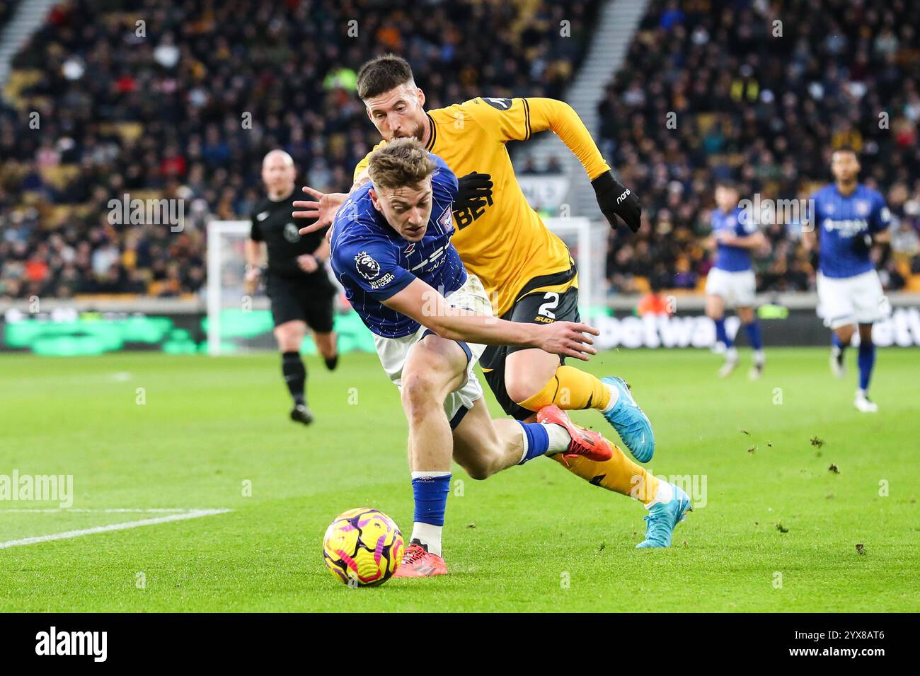 Wolverhampton, Großbritannien. Dezember 2024. Liam Delap von Ipswich Town tritt am 14. Dezember 2024 in Wolverhampton Wanderers gegen Ipswich Town in Molineux, Wolverhampton, Vereinigtes Königreich, am 14. Dezember 2024 in Wolverhampton, Vereinigtes Königreich, mit dem Ball voran. (Foto: Gareth Evans/News Images/SIPA USA) Credit: SIPA USA/Alamy Live News Stockfoto