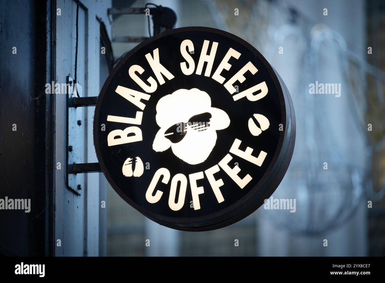 Beschilderung für die Kaffeekette Black Sheep im Stadtzentrum von Manchester, Großbritannien. Stockfoto
