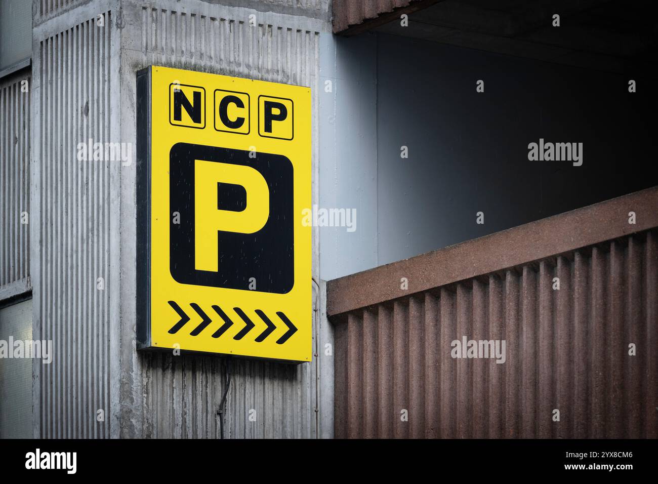 Beschilderung für NCP (Nationalparkplätze) im Stadtzentrum von Manchester, Großbritannien. Stockfoto