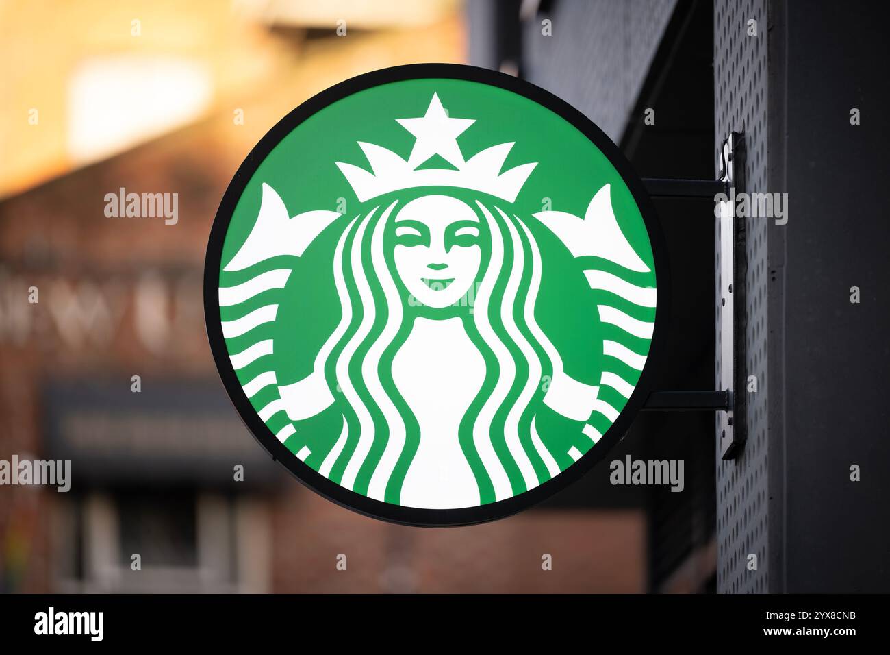 Beschilderung für Starbucks Kaffeekette im Stadtzentrum von Manchester, Großbritannien. Stockfoto