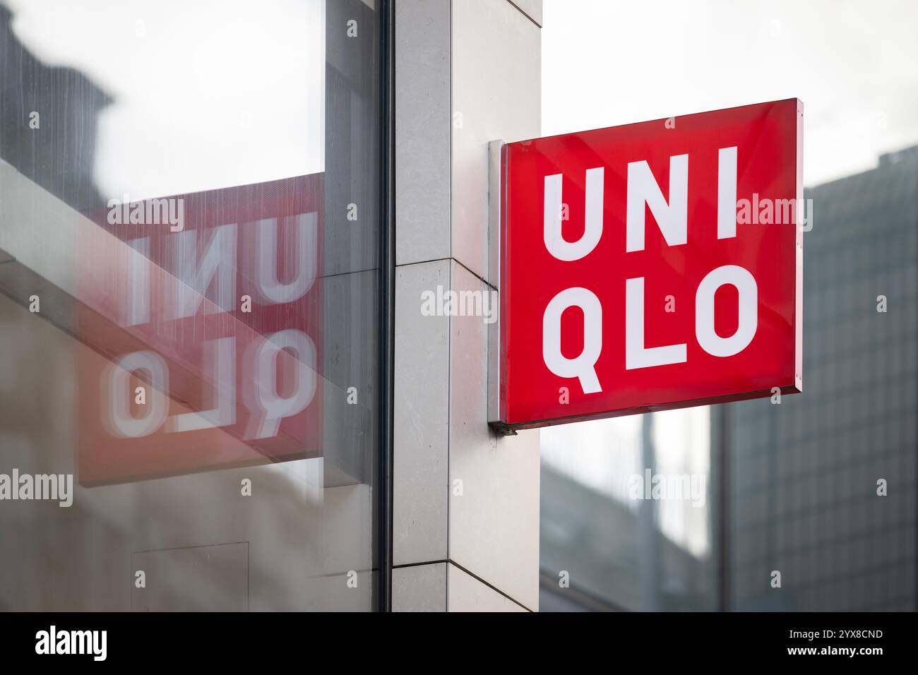 Beschilderung für Uniqlo im Stadtzentrum von Manchester, Großbritannien. Stockfoto