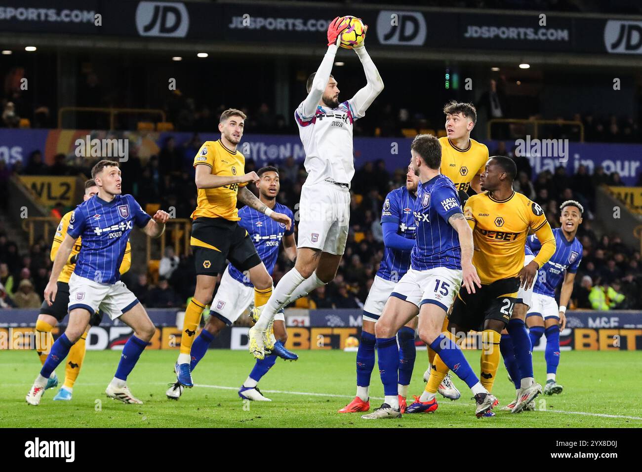 Arijanet Murić aus Ipswich Town holt beim Premier League-Spiel Wolverhampton Wanderers gegen Ipswich Town in Molineux, Wolverhampton, Großbritannien, 14. Dezember 2024 (Foto: Gareth Evans/News Images) Stockfoto