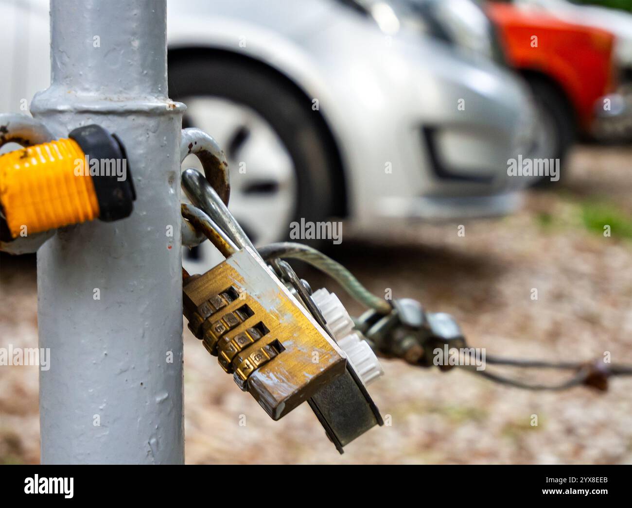 Parkplatz im Innenhof, mit einem Codeschloss verschlossen Stockfoto
