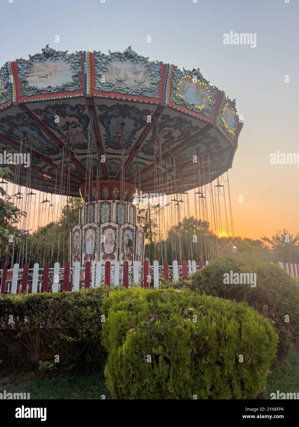 Karussell im Lunapark nachts in Thessaloniki - Smartphone-aufgenommenes Stockfoto
