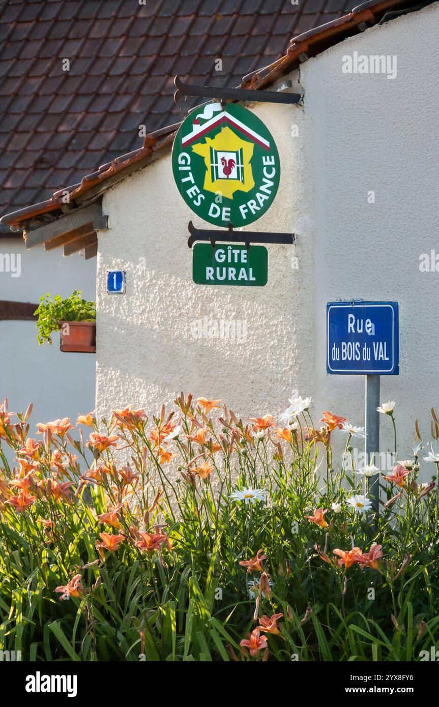 Ferienhaus ländliche Französisch B&B Zeichen für Land Bed and Breakfast Unterkunft in Cottage in sonnigem floralen französischen Dorf Frankreich GITE DE France OFFIZIELLE NATIONALE B&B VERMIETUNG COTTAGE Stockfoto