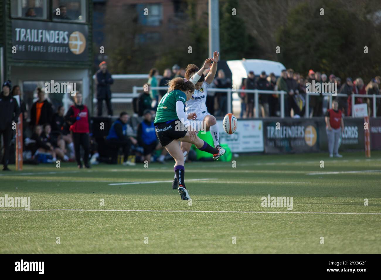 London, UK, 14. Dezember 2024. Abby Dow räumt ihre Linie mit einem Kick gegen Exeter Chiefs, Premiership Women's Rugby im Trailfinders Sports Club in London. Alex Williams / Alamy Live News Stockfoto