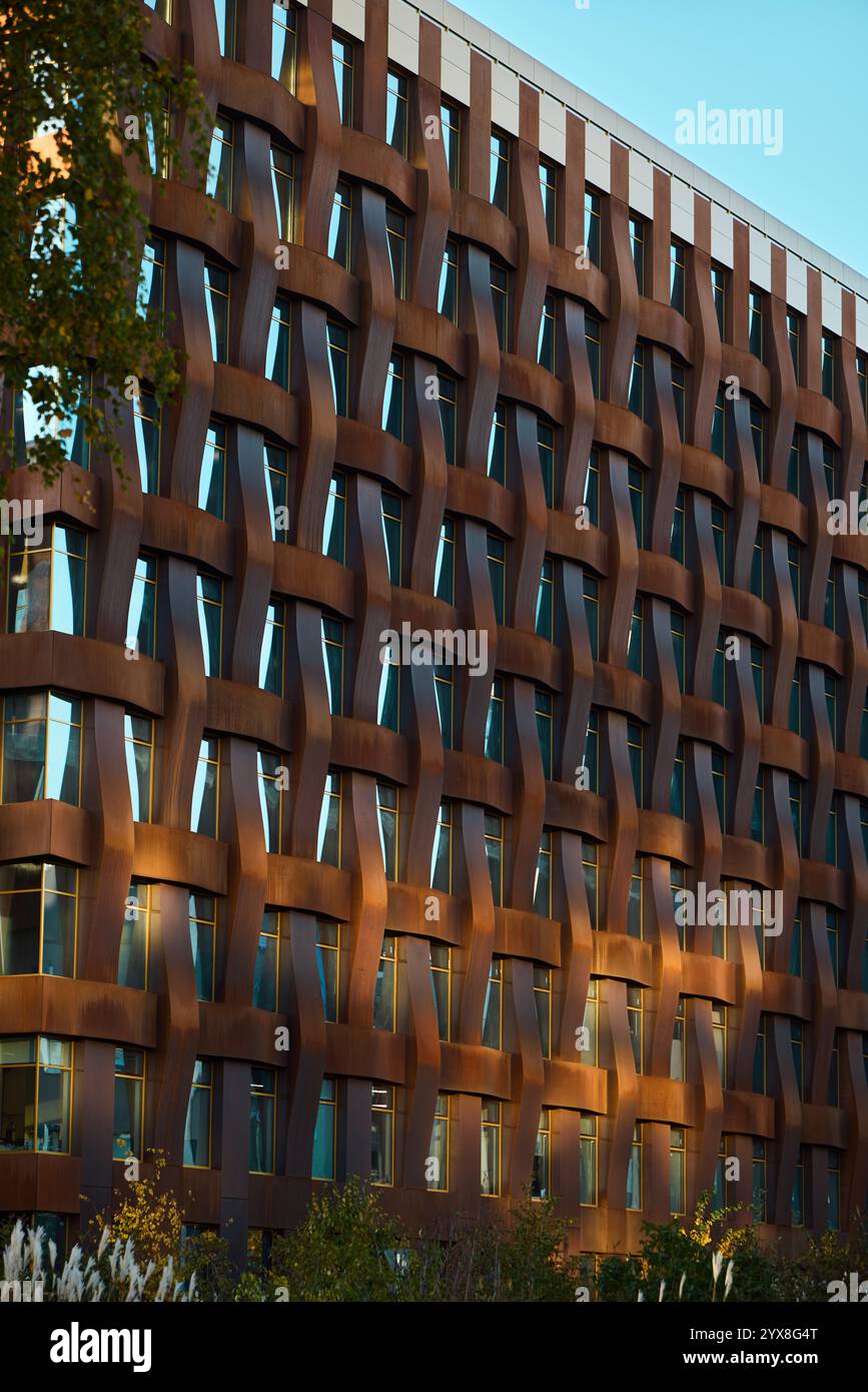 Die moderne architektonische Fassade zeigt einzigartige Muster und kreative ästhetische Elemente Stockfoto