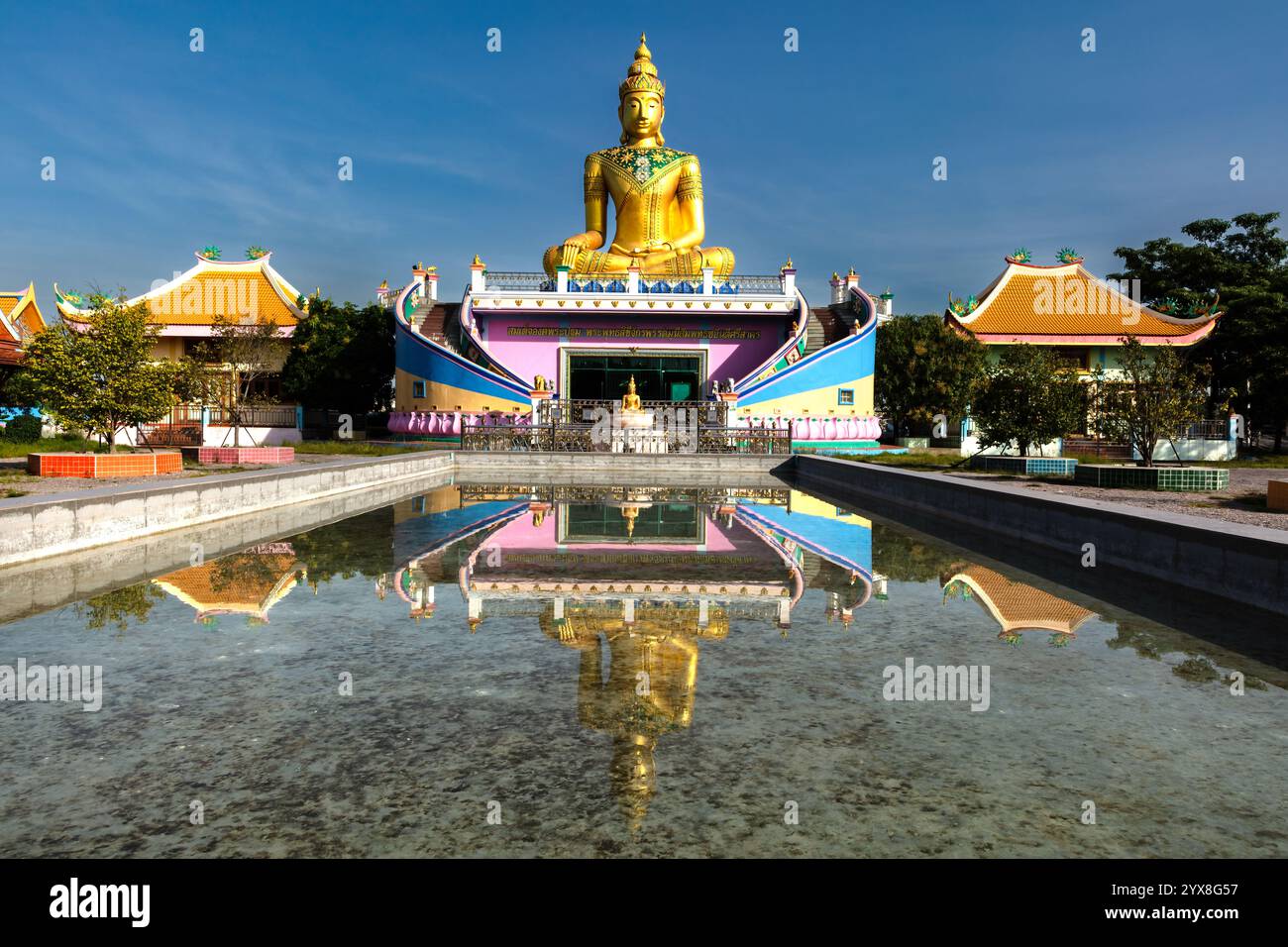 Der antike buddhistische Tempel des Bot Mai Wat Laen Suwannaram (auch Wat Hua Ban genannt) in Bangkok, Thailand. Holzgebäude aus dem 19. Jahrhundert. Stockfoto