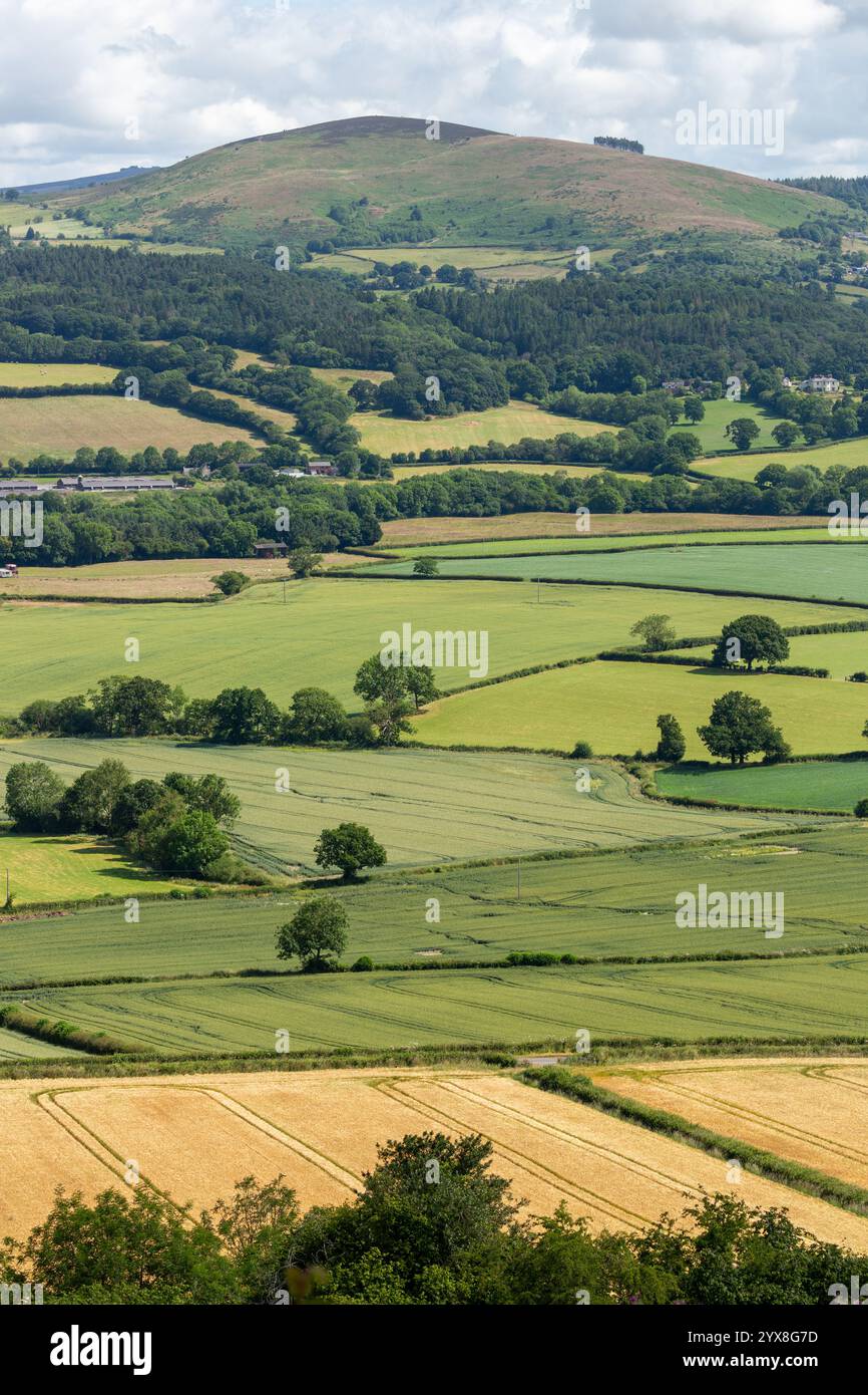 Heath Mynd mit der Landschaft von Shropshire und der Landwirtschaft von Seven Wells in der Nähe von Bishops Castle, Shropshire, England, Großbritannien Stockfoto