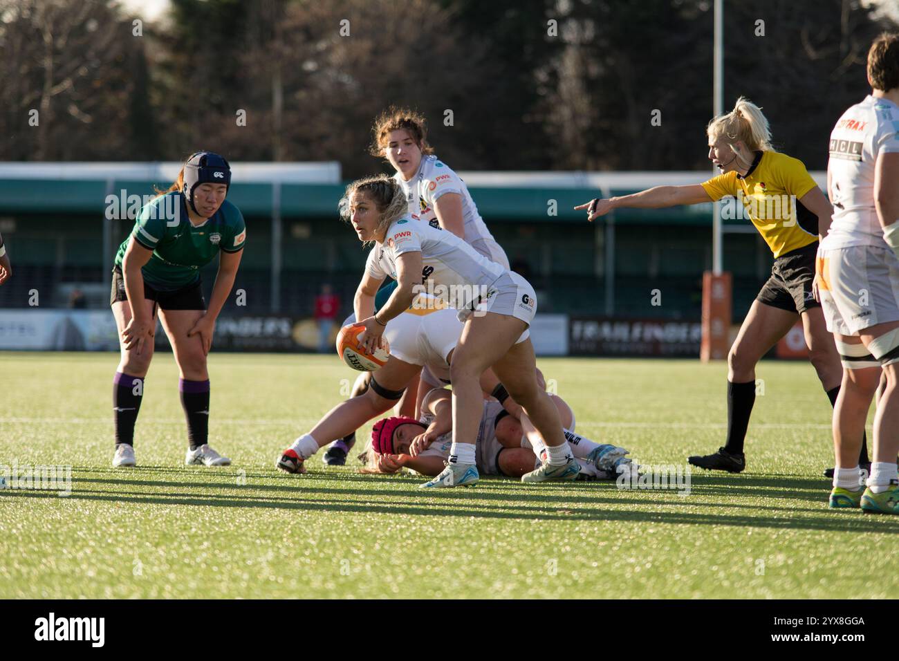 London, UK, 14. Dezember 2024. Lucy Nye, die Hälfte von Exeter Chiefs, macht den Ball gegen Ealing Trailfinders, Premiership Women's Rugby im Trailfinders Sports Club, London. Alex Williams / Alamy Live News Stockfoto