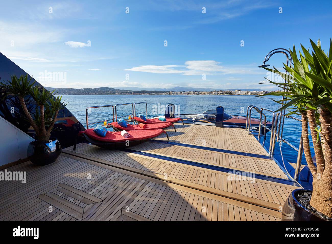 Luxuriöses Superyacht-Schwimmdeck mit stilvollen Möbeln und Skiboot mit friedlichem Meerblick Stockfoto