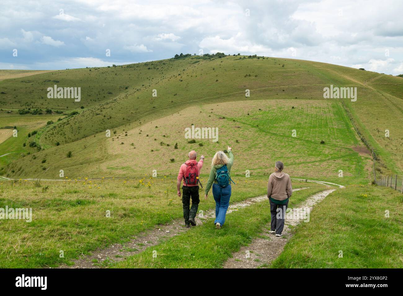 Wanderer auf dem Weg nach Melbury Hill auf der Cranborne Chase Dorset England Stockfoto