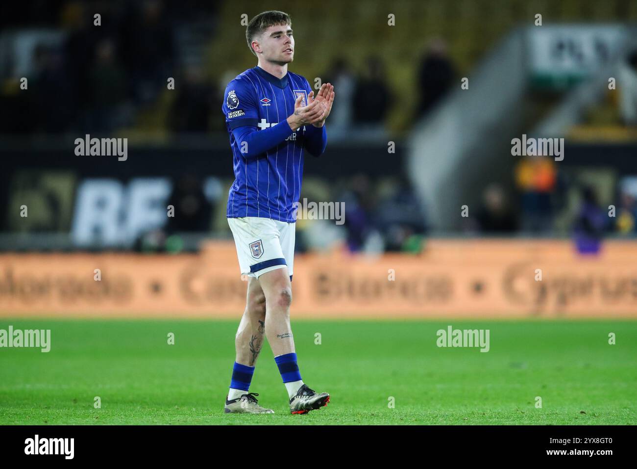 Leif Davis von Ipswich Town applaudiert den Reisenden Fans nach dem Premier League-Spiel Wolverhampton Wanderers vs Ipswich Town in Molineux, Wolverhampton, Großbritannien, 14. Dezember 2024 (Foto: Gareth Evans/News Images) Stockfoto