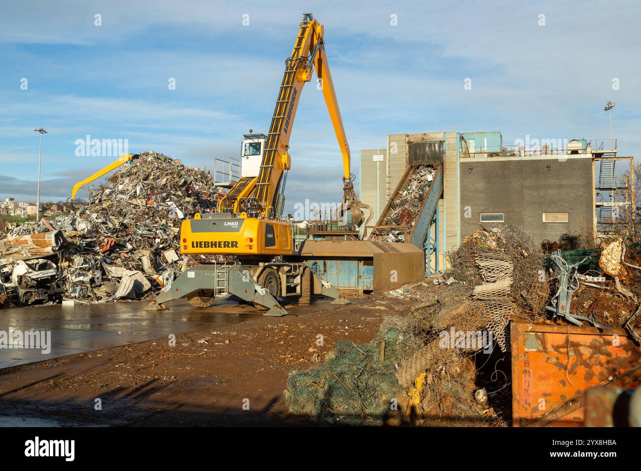 Mechanischer Lader mit Greiferarm in einer Metallrecyclinganlage am Hafen in Inverkeithing, Fife, Schottland Stockfoto