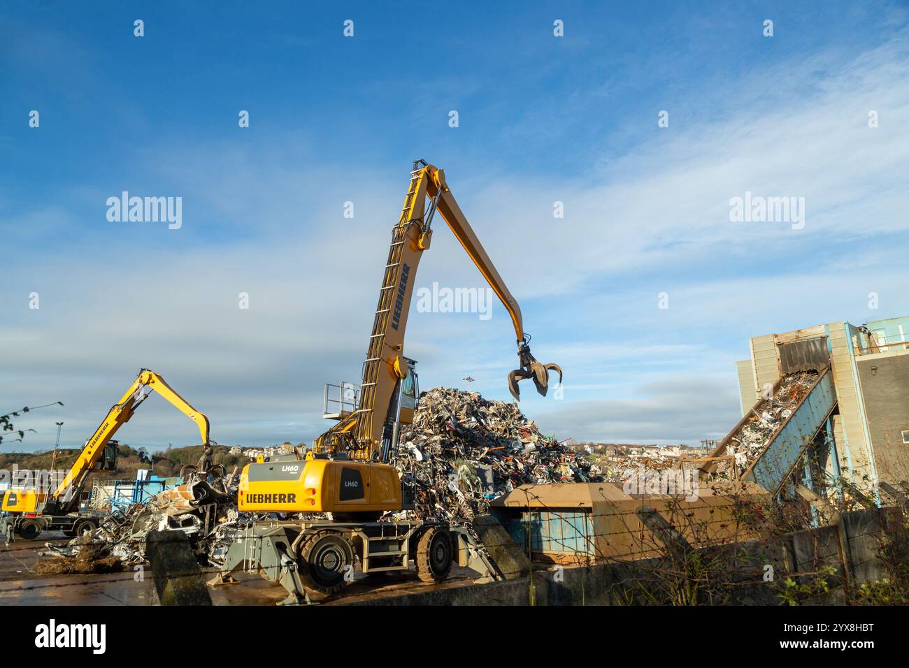 Mechanischer Lader mit Greiferarm in einer Metallrecyclinganlage am Hafen in Inverkeithing, Fife, Schottland Stockfoto