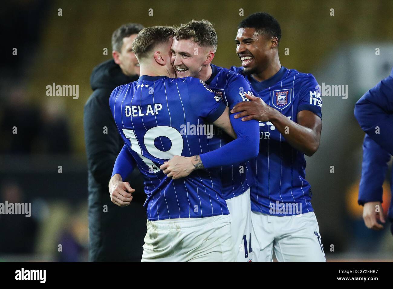 Wolverhampton, Großbritannien. Dezember 2024. Jack Taylor aus Ipswich Town feiert seinen Sieg mit seinen Teamkollegen nach dem Premier League-Spiel Wolverhampton Wanderers gegen Ipswich Town in Molineux, Wolverhampton, Großbritannien, 14. Dezember 2024 (Foto: Gareth Evans/News Images) in Wolverhampton, Großbritannien am 14. Dezember 2024. (Foto: Gareth Evans/News Images/SIPA USA) Credit: SIPA USA/Alamy Live News Stockfoto