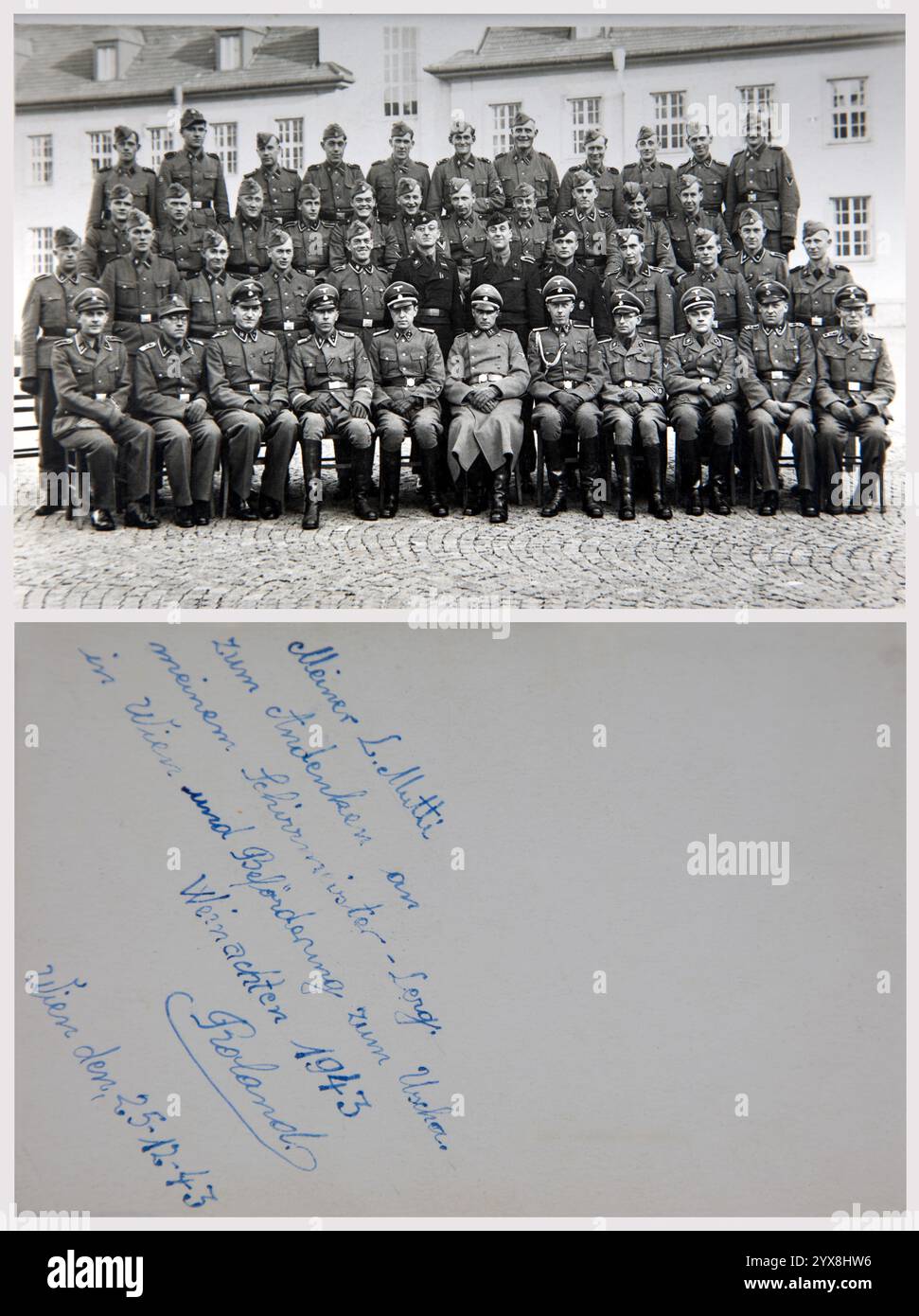 Historisches Gruppenfoto einer Wehrmachtsversorgungseinheit der SS, Weihnachten 1943 in Wien. Auf der Rückseite ein handgeschriebener Weihnachtsgrüß. Stockfoto Historisches Gruppenfoto einer Wehrmachtsversorgungseinheit der SS, Weihnachten 1943 in Wien. Auf der Rückseite ein handgeschriebener Weihnachtsgrüß. Stockfoto