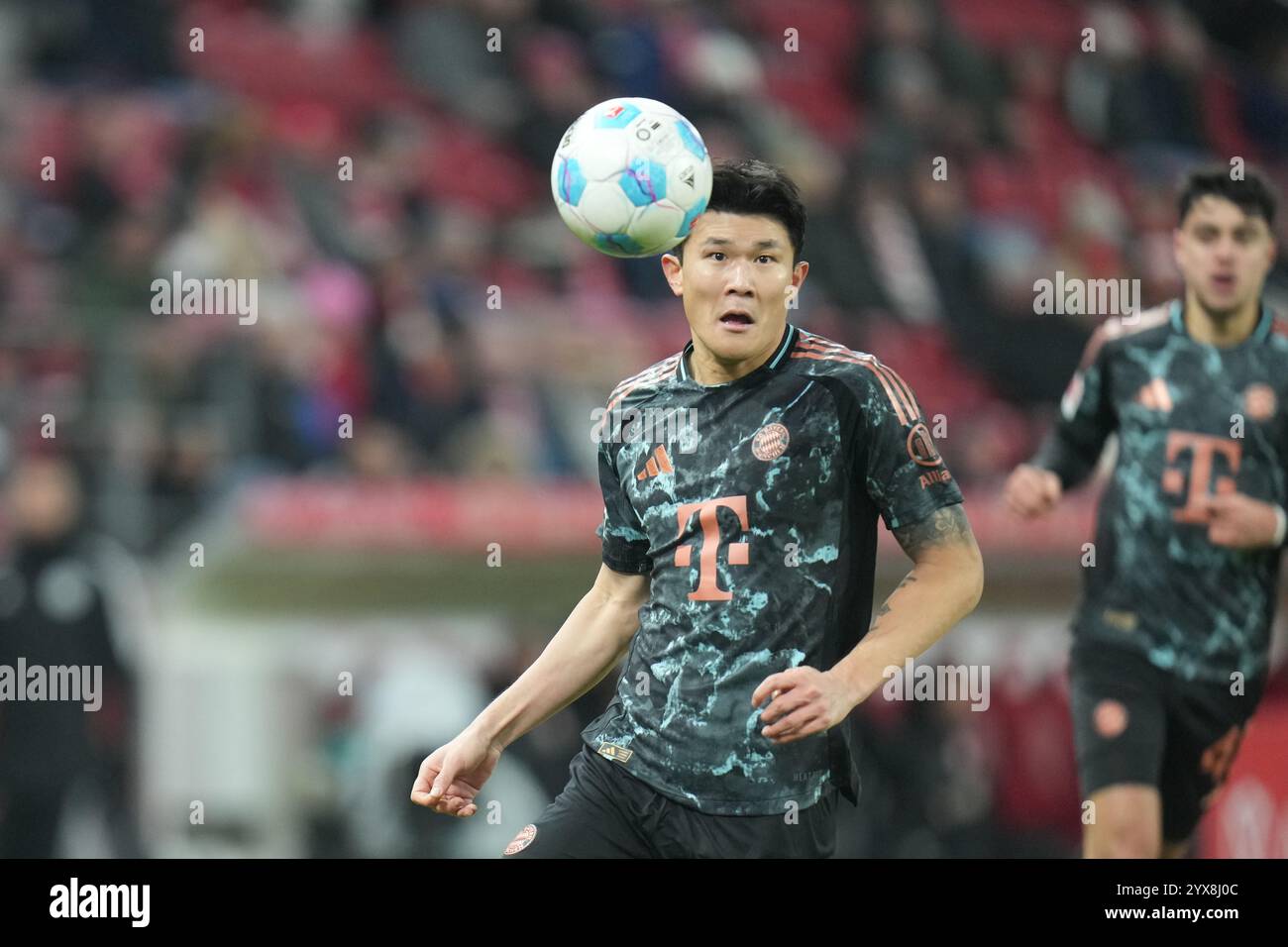 Mainz, Deutschland. Dezember 2024. Fußball, Bundesliga, Spieltag 14, FSV Mainz 05 - Bayern München, Mewa Arena: Bayern Min-jae Kim am Ball. Hinweis: Thomas Frey/dpa - WICHTIGER HINWEIS: Gemäß den Vorschriften der DFL Deutschen Fußball-Liga und des DFB Deutschen Fußball-Bundes ist es verboten, im Stadion und/oder des Spiels aufgenommene Fotografien in Form von sequenziellen Bildern und/oder videoähnlichen Fotoserien zu verwenden oder zu verwenden./dpa/Alamy Live News Stockfoto