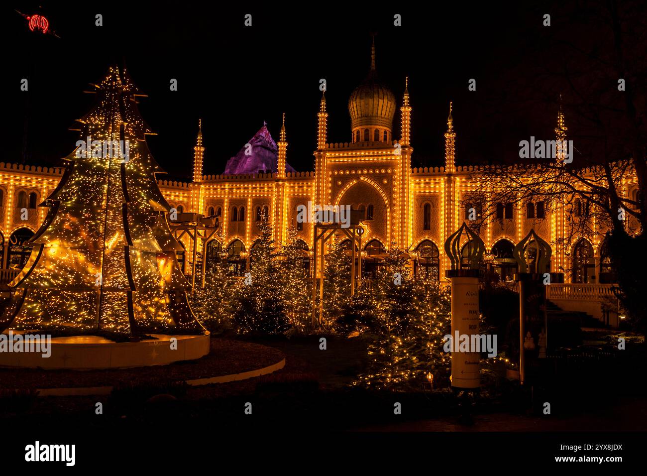 Nächtlicher Blick auf die Tivoli-Gärten, beleuchtet mit atemberaubenden Weihnachtslichtern, schafft eine magische Urlaubsatmosphäre. Stockfoto