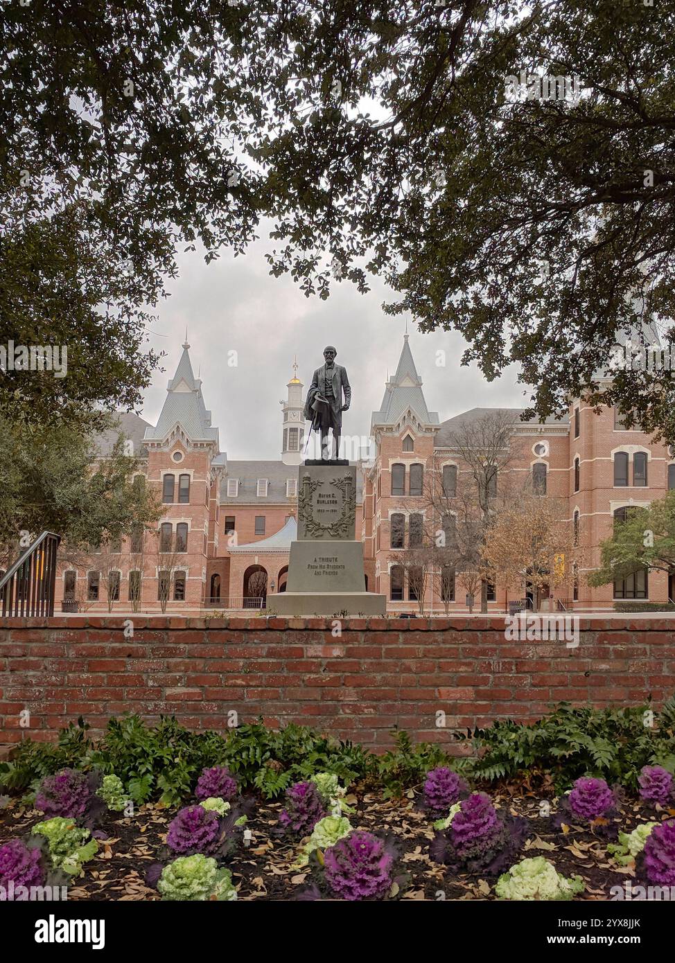 Eine Statue von Richter Burleson steht vor dem Old Main Gebäude auf dem Campus der Baylor University in Waco, Texas. Stockfoto