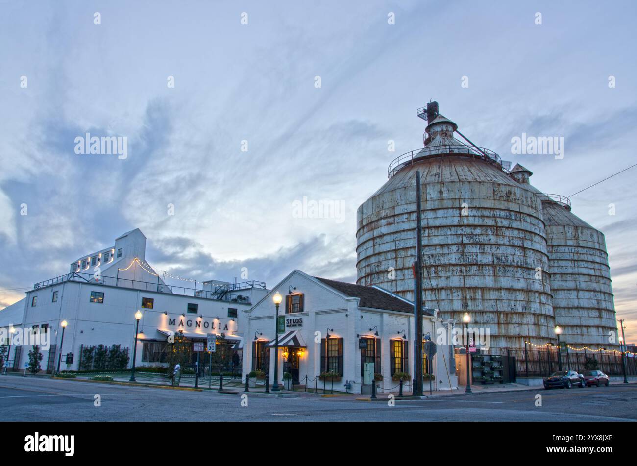 Der Magnolia Market und die Silos in der Innenstadt von Waco, Texas, sind für den Tag geschlossen, da die Sonne hinter dem Gebäude untergeht. Stockfoto