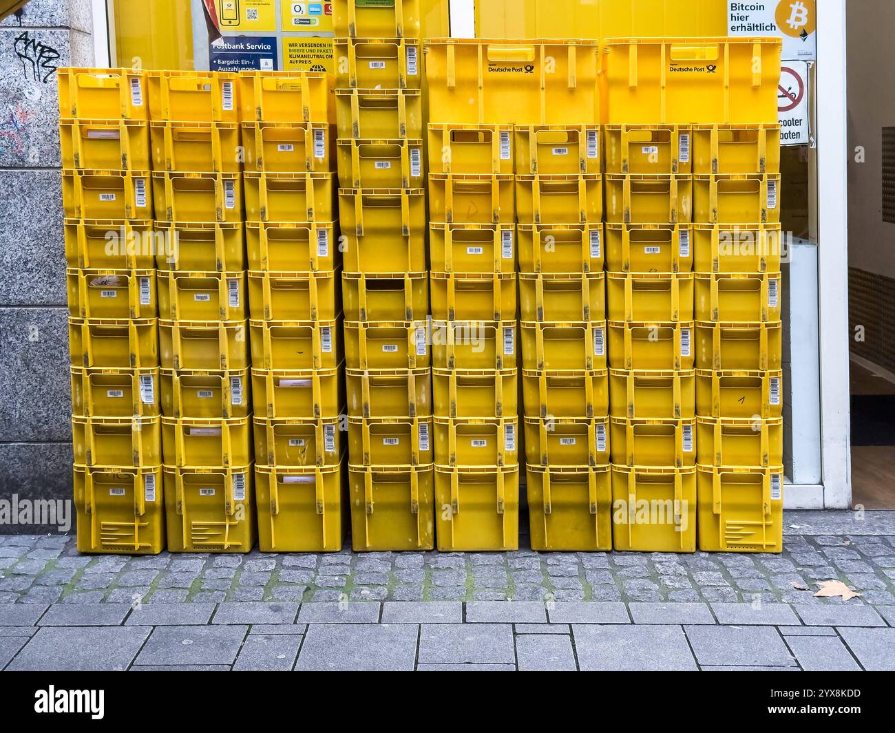 Stapel mit gelben Post Kisten in Düsseldorf, Deutschland Stapel mit gelben Post Kisten in Düsseldorf, Deutschland *** Stapel mit gelben Briefkästen in Düs Stockfoto