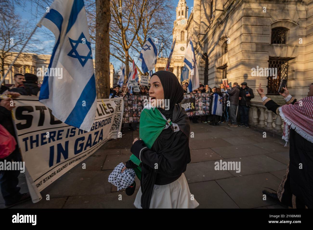 London, England, USA K, 14. Dezember 2024. London, England, USA K, 14. Dezember 2024. Als sich Tausende pro-palästinensischer Demonstranten auf dem Parlamentsplatz versammelten, stellte sich ein Gegenprotest der pro-Israelis ihnen gegenüber, getrennt durch eine Polizeieinheit. Spielzeuge, die Kinder repräsentieren, die in Gaza getötet wurden, wurden vor der Downing Street gelegt. Quelle: Lab Ky Mo / ALAMY LIVE NEWS Stockfoto