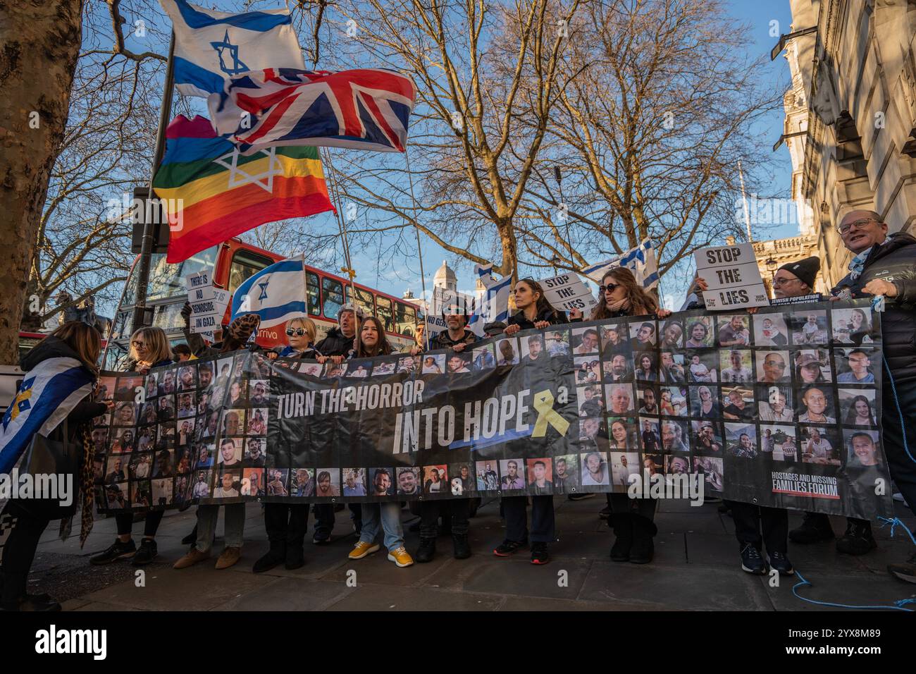 London, England, USA K, 14. Dezember 2024. London, England, USA K, 14. Dezember 2024. Als sich Tausende pro-palästinensischer Demonstranten auf dem Parlamentsplatz versammelten, stellte sich ein Gegenprotest der pro-Israelis ihnen gegenüber, getrennt durch eine Polizeieinheit. Spielzeuge, die Kinder repräsentieren, die in Gaza getötet wurden, wurden vor der Downing Street gelegt. Quelle: Lab Ky Mo / ALAMY LIVE NEWS Stockfoto