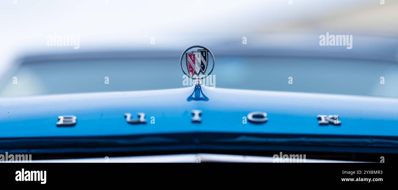 Göteborg, Schweden - 24. August 2024: Frontlogo eines blauen 1964 Buick Skylark Stockfoto