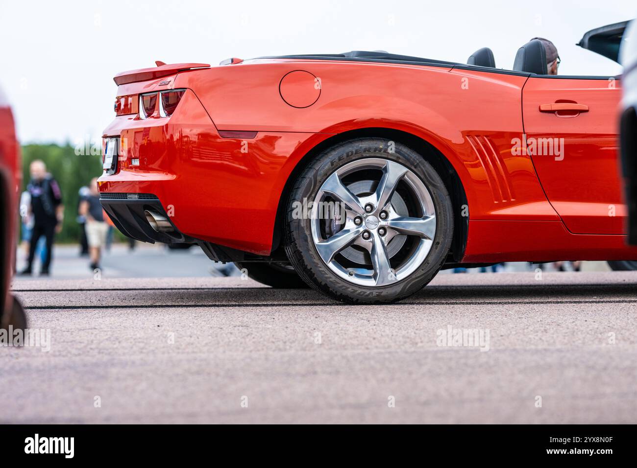 Göteborg, Schweden - 24. August 2024: Rotes Chevrolet Camaro Muscle Car zu sehen Stockfoto