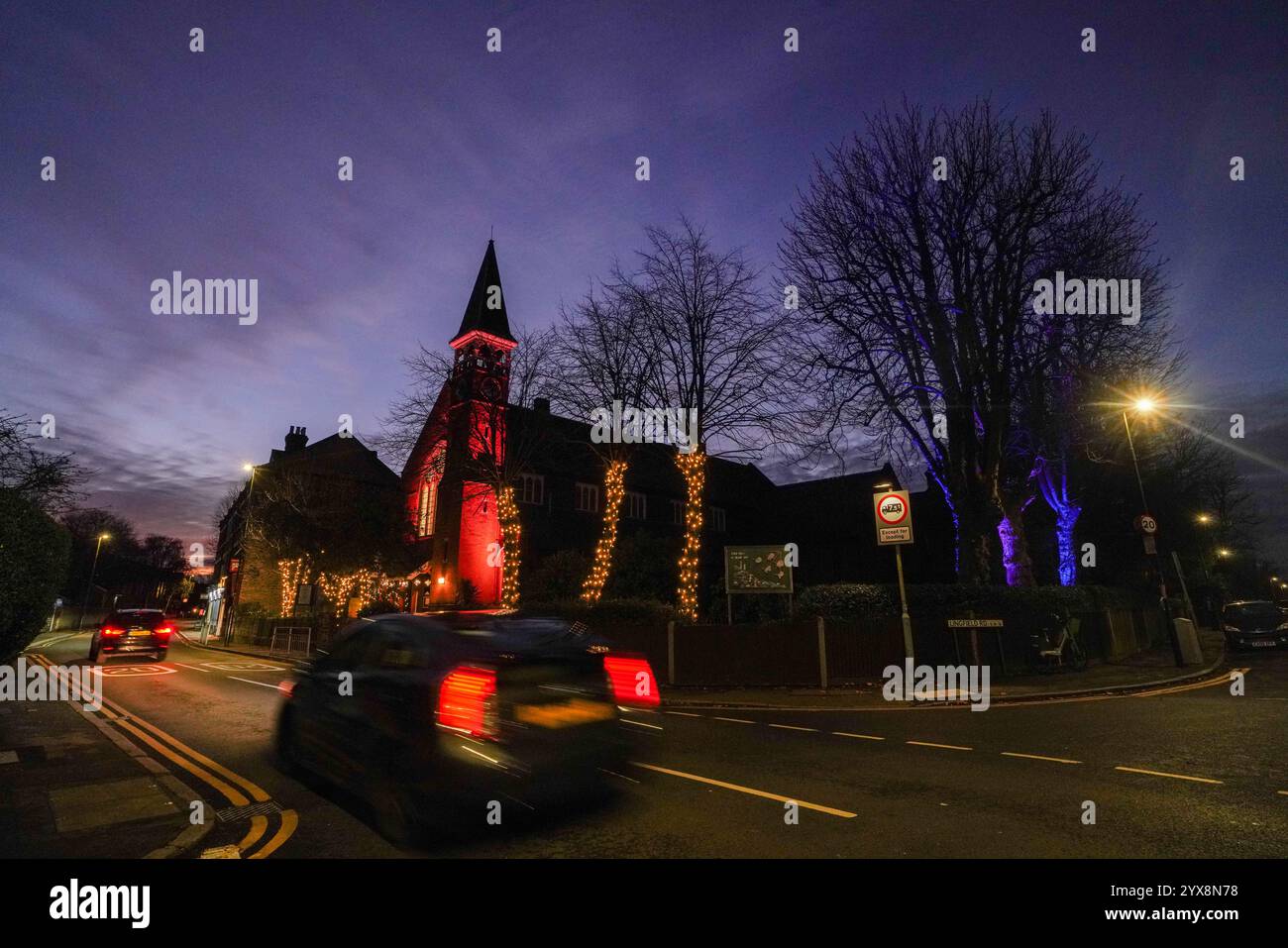 Wimbledon, London, Großbritannien. 14. Dezember 2024 Straßenlaternen vorbei an der Emmanuel Kirche in Wimbledon, Südwesten Londons, beleuchtet mit weihnachtslichtern bei Sonnenuntergang .Credit.Amer Ghazzal/Alamy Live News Stockfoto