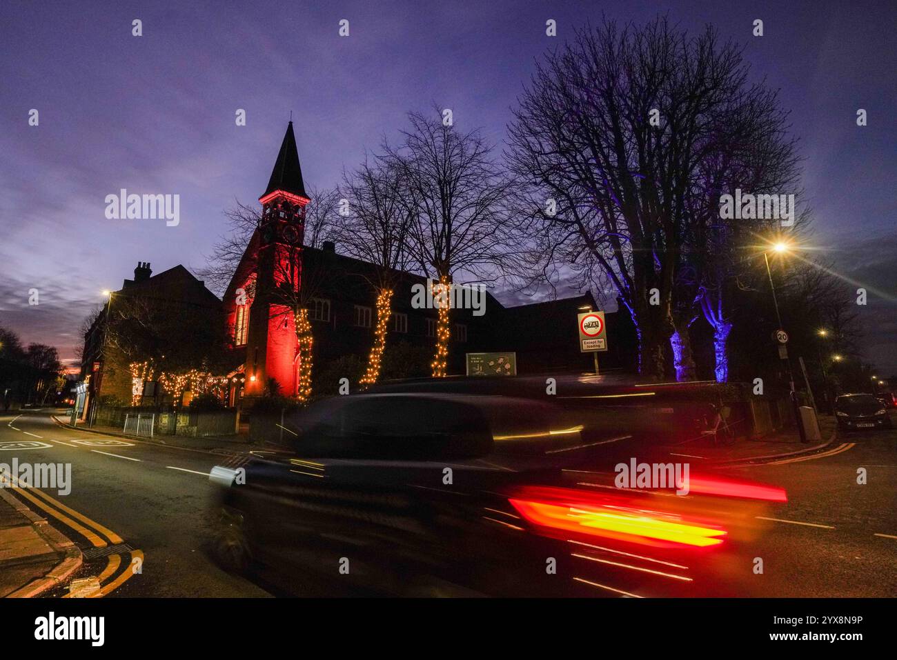 Wimbledon, London, Großbritannien. 14. Dezember 2024 Straßenlaternen vorbei an der Emmanuel Kirche in Wimbledon, Südwesten Londons, beleuchtet mit weihnachtslichtern bei Sonnenuntergang .Credit.Amer Ghazzal/Alamy Live News Stockfoto