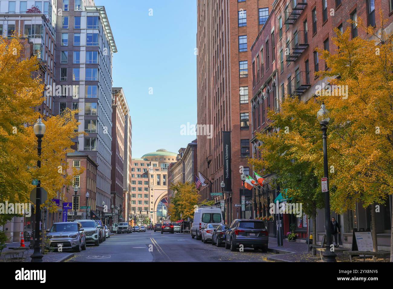 Dies ist Bostons Waterfront-Region mit Blick auf die Broad Street. Das ist das Boston Harbor Hotel in der Ferne mit dem Bogen. Hier gibt es Hotels, Stockfoto