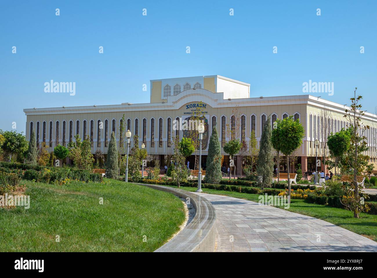 URGENCH, USBEKISTAN - 7. SEPTEMBER 2022: Khorezm Regional Music and Drama Theater benannt nach Agakhi. Urgench Stockfoto