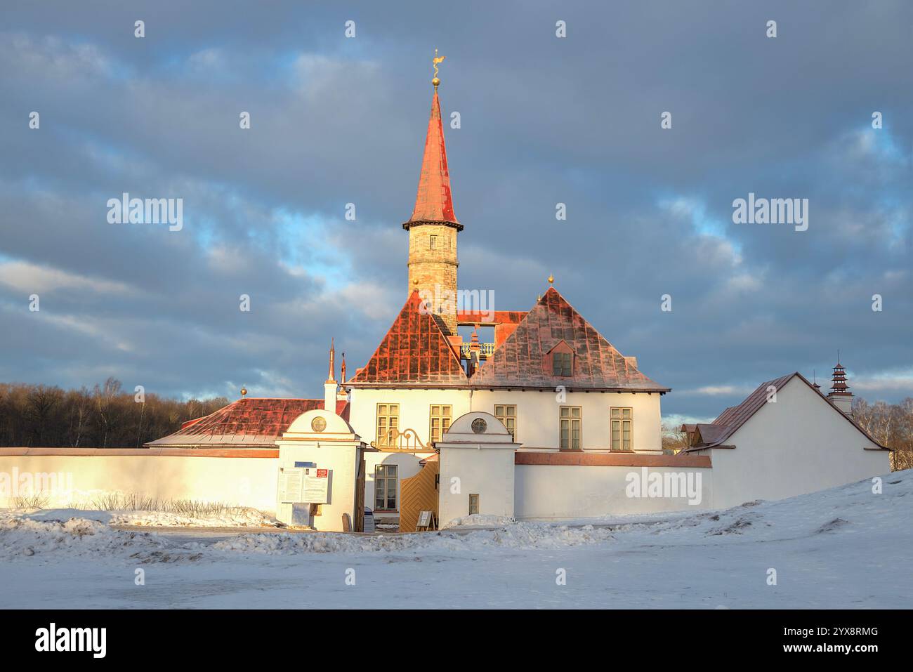 GATCHINA, RUSSLAND - 25. DEZEMBER 2022: Der Priorienpalast in den Sonnenstrahlen des Untergangs. Gatchina, Region Leningrad Stockfoto