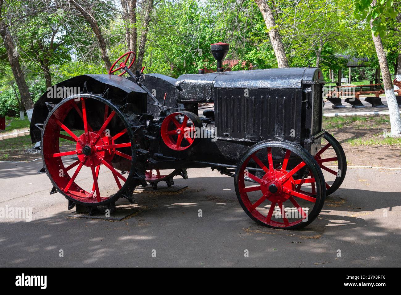 SARATOW, RUSSLAND - 03. MAI 2024: Radtraktor STZ-15/30. Museum für Militär- und Arbeiterruhm, Saratow Stockfoto