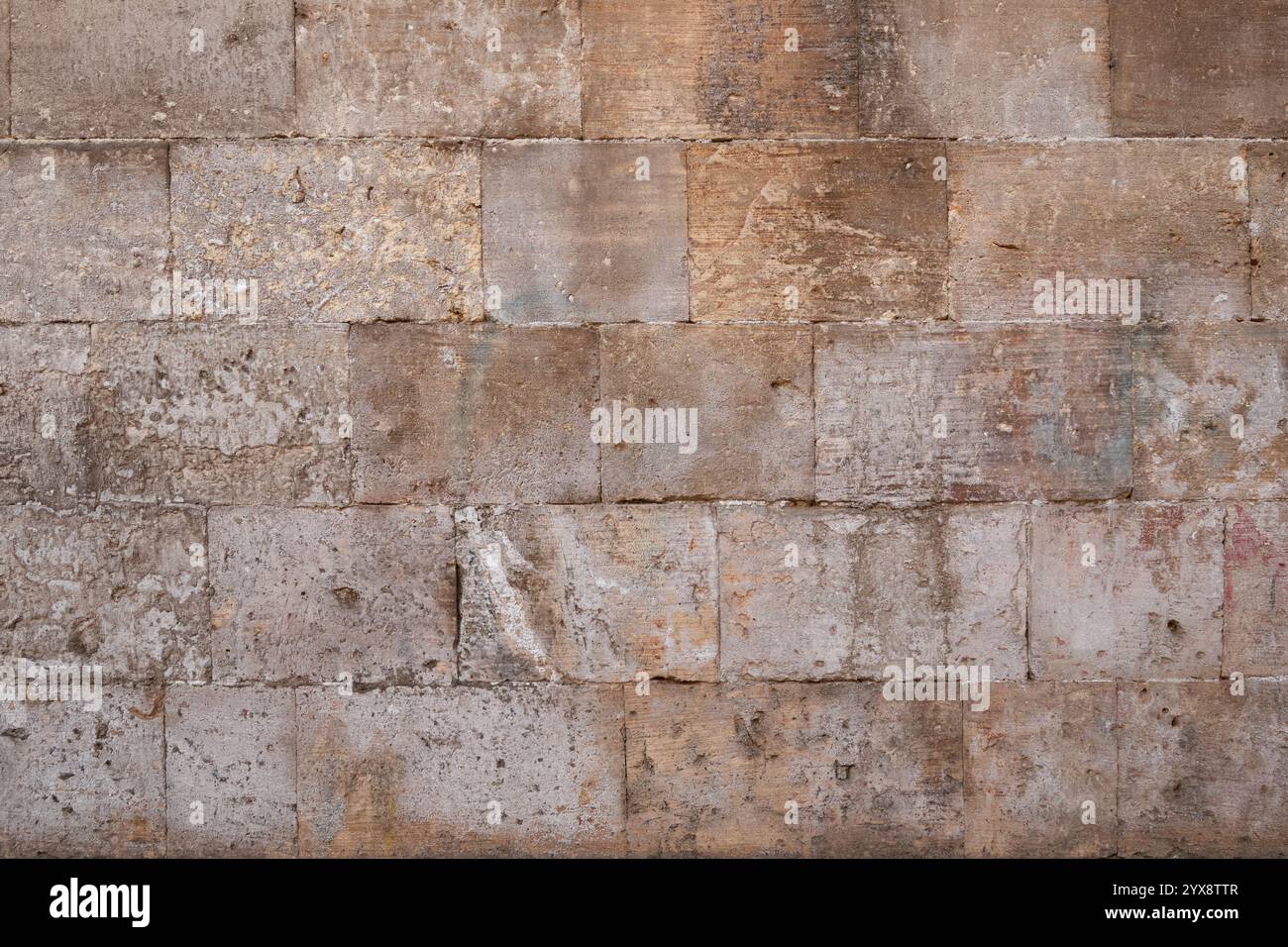 Alte Mauer aus Steinblöcken Stockfoto