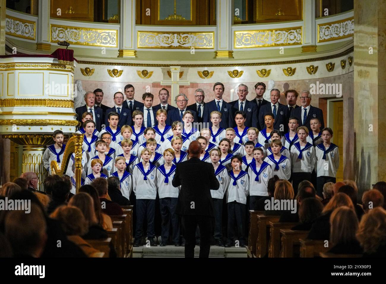 Oslo 20241214. Dronning Sonja og prinsesse Astrid er til stede unter julekonserten med Sølvguttene i Slottskapellet i Oslo lørdag. Foto: Terje Bendiksby / NTB Stockfoto