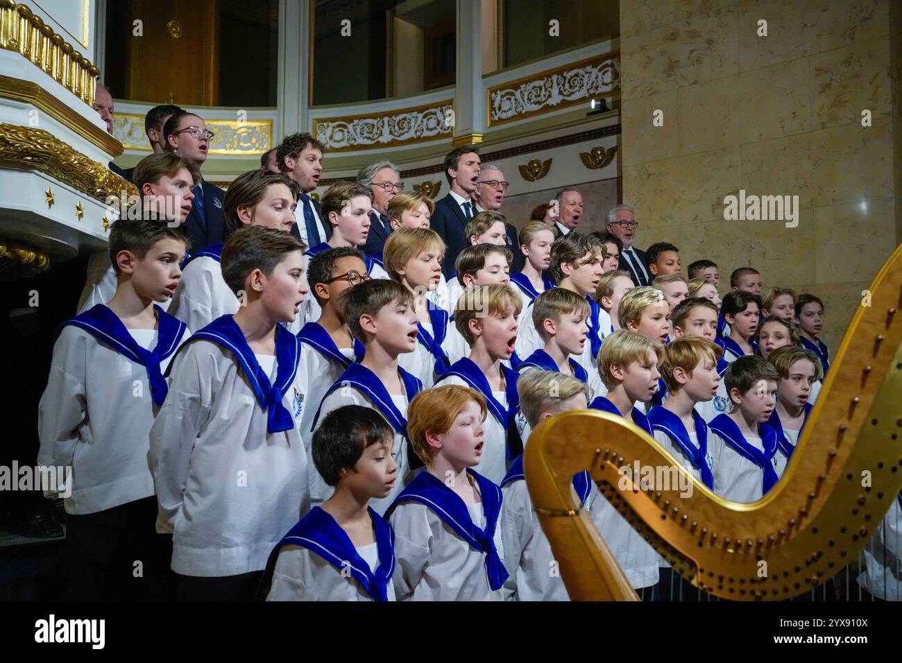Oslo 20241214. Dronning Sonja og prinsesse Astrid er til stede unter julekonserten med Sølvguttene i Slottskapellet i Oslo lørdag. Foto: Terje Bendiksby / NTB Stockfoto