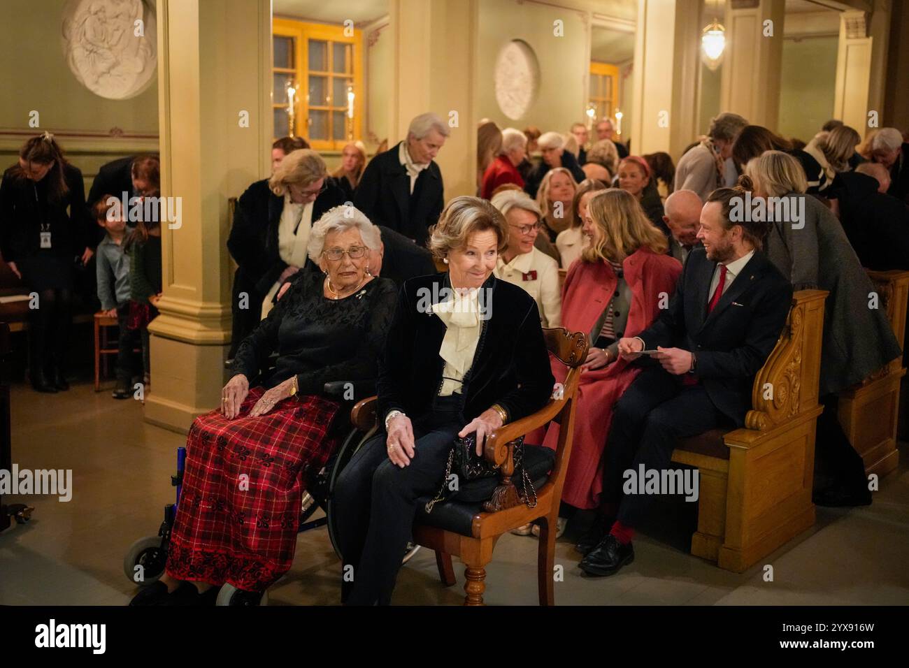 Oslo 20241214. Prinsesse Astrid (t.v.) og dronning Sonja er til stede unter julekonserten med Sølvguttene i Slottskapellet i Oslo lørdag. Foto: Terje Bendiksby / NTB Stockfoto