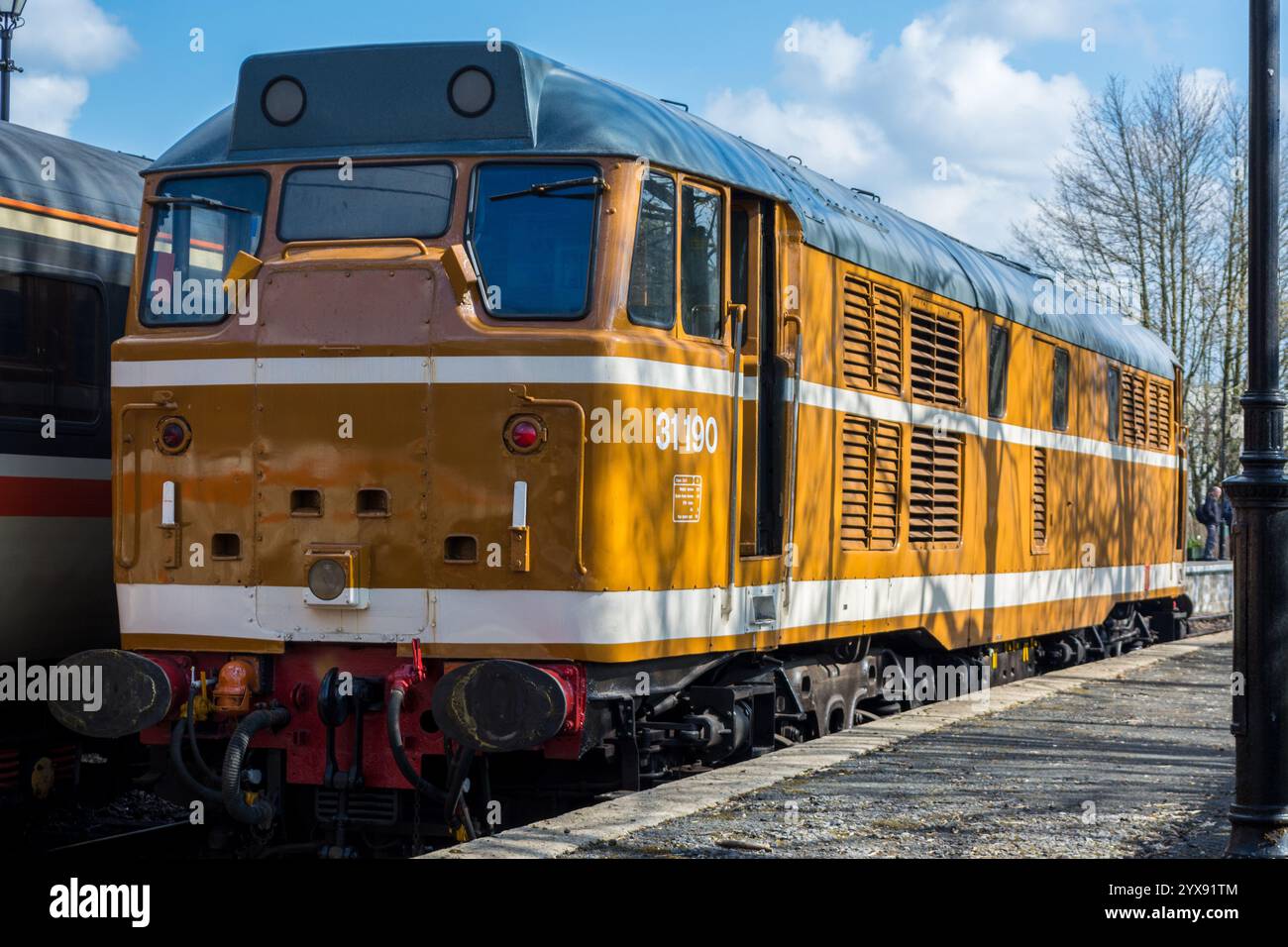 Erhaltene Diesellokomotive der Baureihe 31 31190 in orange-weißer Lackierung. Fotografiert auf der Weardale Railway Diesel Gala 2019 Stockfoto