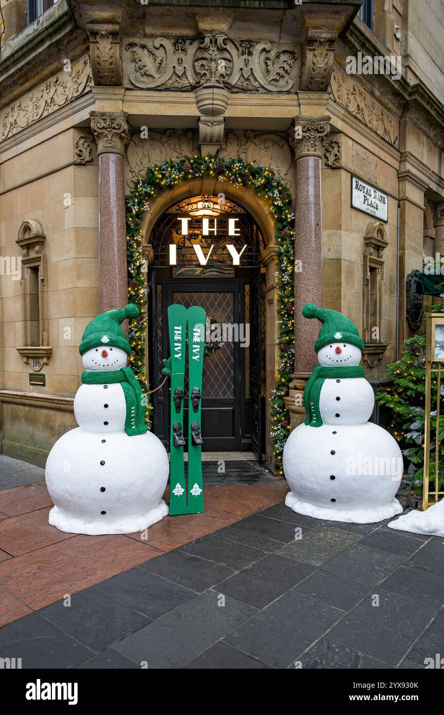 The Ivy Restaurant dekoriert mit Schneemännern an Weihnachten, Buchanan Street, Glasgow, Schottland, Großbritannien, Europa Stockfoto